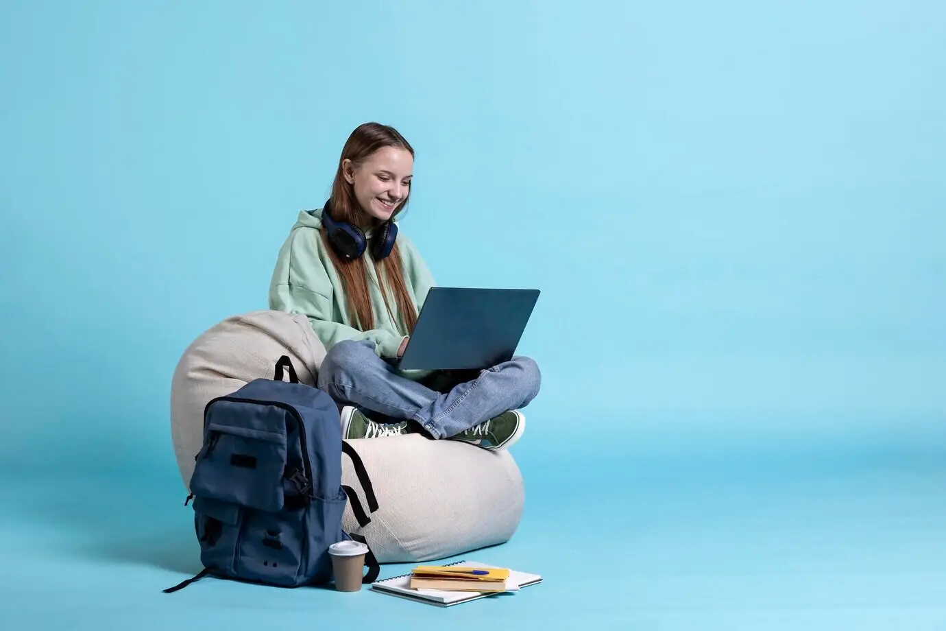 Lächelnde Frau scrollt auf einem Laptop, um den Social-Media-Feed zu checken.